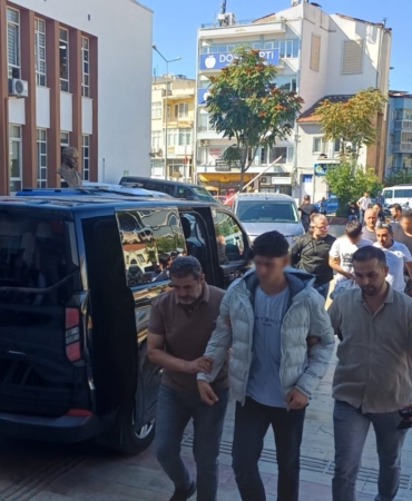OKUL ÇEVRESİNDE POMPALI TÜFEKLE YAKALANAN ŞÜPHELİLER ADLİYEYE SEVK EDİLDİ