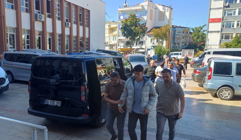 OKUL ÇEVRESİNDE POMPALI TÜFEKLE YAKALANAN ŞÜPHELİLER ADLİYEYE SEVK EDİLDİ