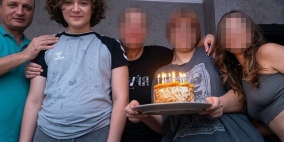 OKUL SALDIRGANINI ANNESİ YÜZÜNDE VE SIRTINDA SİYAH NOKTA OLDUĞU İÇİN GÜZELLİK MERKEZİNE GÖTÜRMÜŞ OKUL SALDIRISI DAVASINDA SANIK ANNENİN SAVUNMASI BAŞLADI "BÖYLE BİR ÜZÜCÜ OLAYIN GERÇEKLEŞMESİNİ ASLA İSTEMEZDİM" "DAHA ÖNCEDE ERGEN ÇOCUK YETİŞTİRDİM FARKLILIK GÖRDÜM AMA BÖYLE BİR OLAY YAPACAĞINI HİSSETMEDİM"