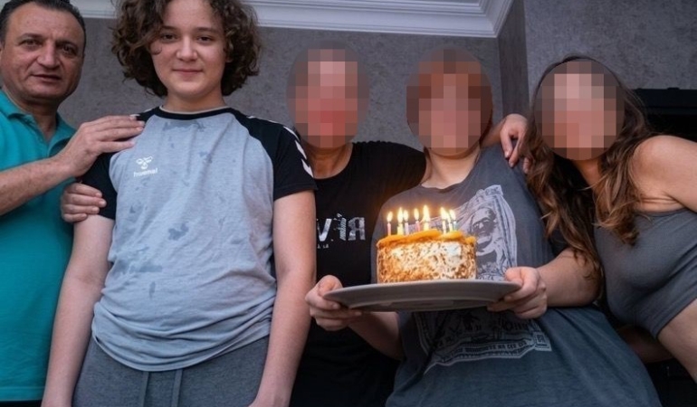 OKUL SALDIRGANINI ANNESİ YÜZÜNDE VE SIRTINDA SİYAH NOKTA OLDUĞU İÇİN GÜZELLİK MERKEZİNE GÖTÜRMÜŞ OKUL SALDIRISI DAVASINDA SANIK ANNENİN SAVUNMASI BAŞLADI "BÖYLE BİR ÜZÜCÜ OLAYIN GERÇEKLEŞMESİNİ ASLA İSTEMEZDİM" "DAHA ÖNCEDE ERGEN ÇOCUK YETİŞTİRDİM FARKLILIK GÖRDÜM AMA BÖYLE BİR OLAY YAPACAĞINI HİSSETMEDİM"