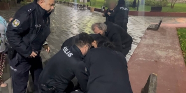 ÖNCE POLİSİ ÇAĞIRDILAR, SONRA EKİPLERE DİRENDİLER BURSA'DA POMPALI TÜFEK PANİĞİ: ANNE VE TEYZE POLİSİ DAKİKALARCA UĞRAŞTIRDI BURSA SOKAKLARINDA ÖRTÜYE KAMUFLE ETTİĞİ POMPALI TÜFEKLE DOLAŞTI