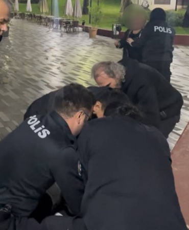 ÖNCE POLİSİ ÇAĞIRDILAR, SONRA EKİPLERE DİRENDİLER BURSA'DA POMPALI TÜFEK PANİĞİ: ANNE VE TEYZE POLİSİ DAKİKALARCA UĞRAŞTIRDI BURSA SOKAKLARINDA ÖRTÜYE KAMUFLE ETTİĞİ POMPALI TÜFEKLE DOLAŞTI