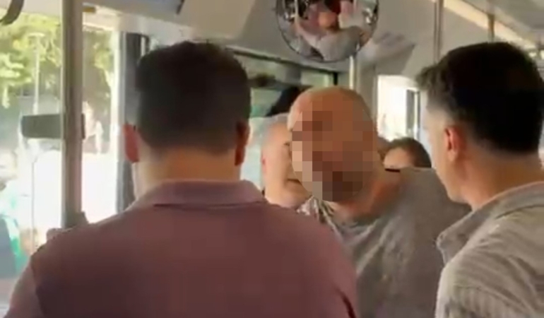 ÖNCE RÖPORTAJ VERDİ, SONRA DARP ETTİ YAŞLI YOLCU İLE BAYAN MUHABİRLERİ DARP EDEN ŞAHIS YAKALANDI