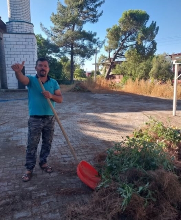 ÖRNEK MUHTAR CAMİNİN BAKIM VE TEMİZLİĞİNİ TEK BAŞINA YAPTI