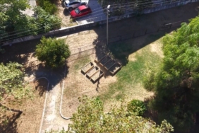 OSMANİYE'DE PARKIN ORTASINDAKİ MEZAR TAŞLARI DİKKAT ÇEKİYOR