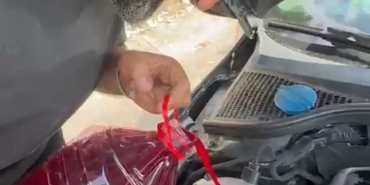 OTO TAMİRCİSİ OTOBANDA ÇARESİZ KALINCA, ŞALGAM SUYUNU MOTOR SUYU OLARAK KULLANDI