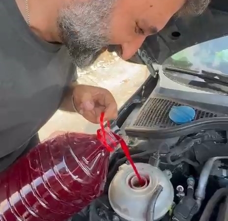 OTO TAMİRCİSİ OTOBANDA ÇARESİZ KALINCA, ŞALGAM SUYUNU MOTOR SUYU OLARAK KULLANDI
