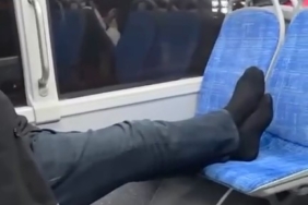 OTOBÜSTE AYAKKABILARINI ÇIKARIP SEYAHAT ETTİ, RAHATLIĞI PES DEDİRTTİ