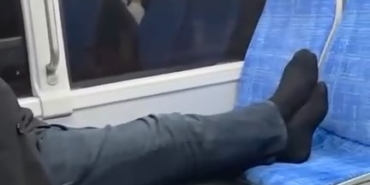 OTOBÜSTE AYAKKABILARINI ÇIKARIP SEYAHAT ETTİ, RAHATLIĞI PES DEDİRTTİ