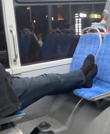 OTOBÜSTE AYAKKABILARINI ÇIKARIP SEYAHAT ETTİ, RAHATLIĞI PES DEDİRTTİ