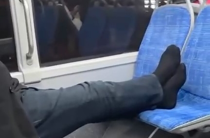 OTOBÜSTE AYAKKABILARINI ÇIKARIP SEYAHAT ETTİ, RAHATLIĞI PES DEDİRTTİ