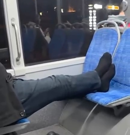 OTOBÜSTE AYAKKABILARINI ÇIKARIP SEYAHAT ETTİ, RAHATLIĞI PES DEDİRTTİ