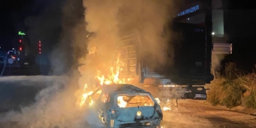 OTOMOBİL İLE BÜYÜKBAŞ HAYVAN YÜKLÜ TIRIN ÇARPIŞMASI SONUCU YANGIN ÇIKTI, 4 HAYVAN TELEF OLDU