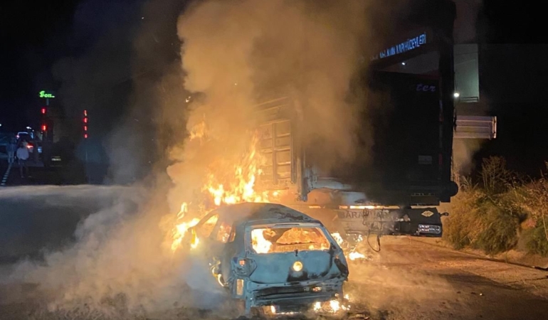 OTOMOBİL İLE BÜYÜKBAŞ HAYVAN YÜKLÜ TIRIN ÇARPIŞMASI SONUCU YANGIN ÇIKTI, 4 HAYVAN TELEF OLDU
