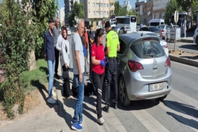 OTOMOBİL YAYA GEÇİDİNDE YAYAYA ÇARPTI: 1 YARALI