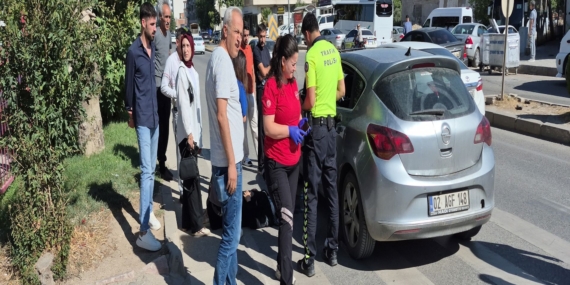 OTOMOBİL YAYA GEÇİDİNDE YAYAYA ÇARPTI: 1 YARALI