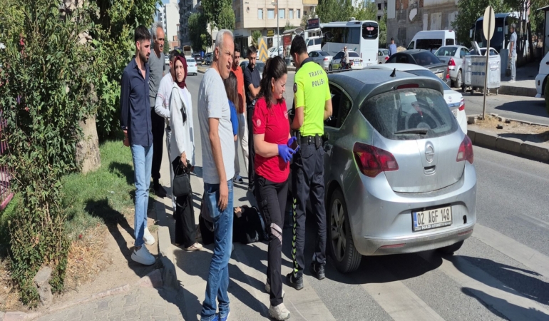 OTOMOBİL YAYA GEÇİDİNDE YAYAYA ÇARPTI: 1 YARALI