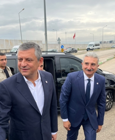 ÖZGÜR ÖZEL VE YENİ PARTİ HEYETİ MUSTAFA BOZBEY'İ CEZAEVİNDE ZİYARET ETTİ