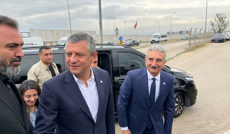 ÖZGÜR ÖZEL VE YENİ PARTİ HEYETİ MUSTAFA BOZBEY'İ CEZAEVİNDE ZİYARET ETTİ