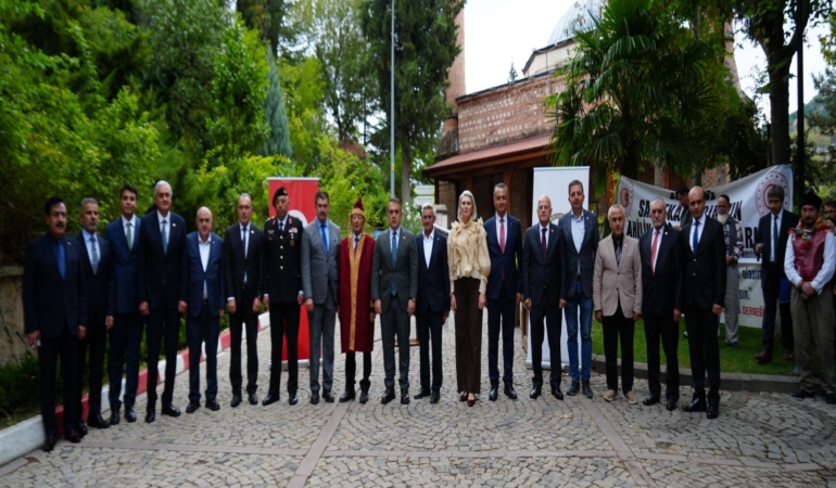 'PABUCU DAMA ATILMAK' DEYİMİ BURADAN GELİYOR YAPTIĞI PABUÇ BEĞENİLMEYİNCE CEZA OLARAK PABUCUNU DAMA ATTILAR AHİLİK TEŞKİLATINI REİSİ OLAN ŞEYH EDEBALİ'NİN ŞEHRİNDE AHİ GELENEĞİNİ YAŞATTILAR