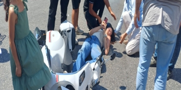PANİK FREN YAPAN MOTOSİKLET SÜRÜCÜSÜ 3 METRE SÜRÜKLENDİ