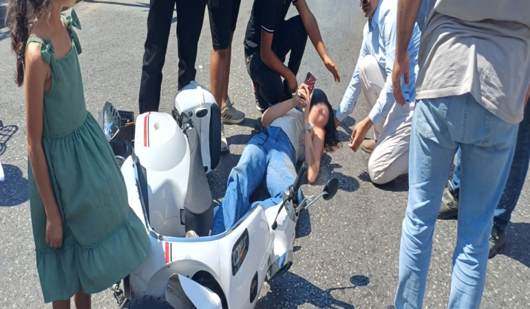 PANİK FREN YAPAN MOTOSİKLET SÜRÜCÜSÜ 3 METRE SÜRÜKLENDİ
