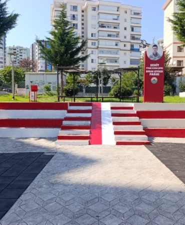 PARKLARA KIRMIZI-BEYAZ DOKUNUŞ