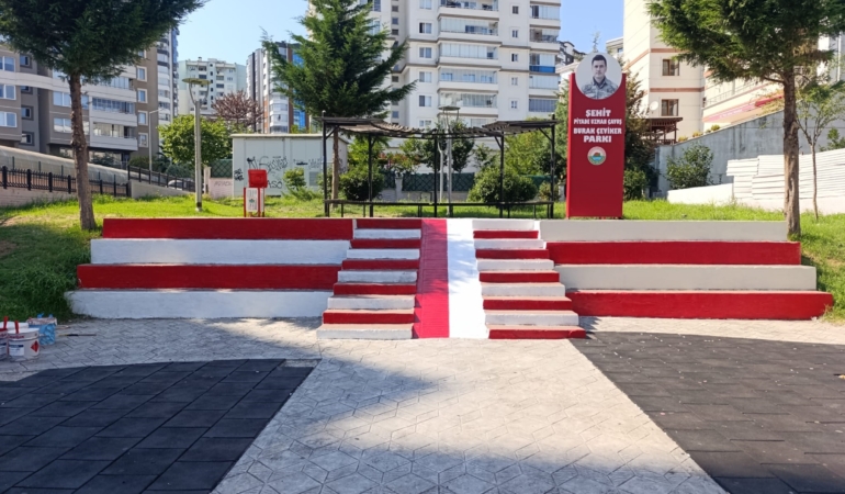 PARKLARA KIRMIZI-BEYAZ DOKUNUŞ