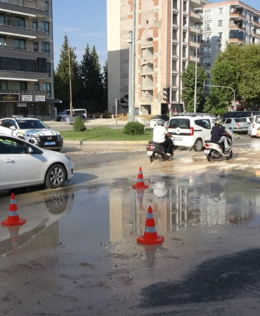 PATLAYAN ANA SU HATTI YOLU KULLANILAMAZ HALE GETİRDİ