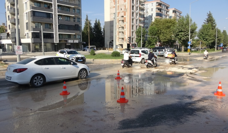 PATLAYAN ANA SU HATTI YOLU KULLANILAMAZ HALE GETİRDİ