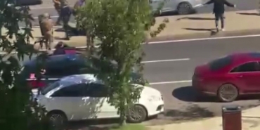 PENDİK'TE CADDE ÜZERİNDE BIÇAKLA DOLAŞAN ŞAHIS ETKİSİZ HALE GETİRİLDİ