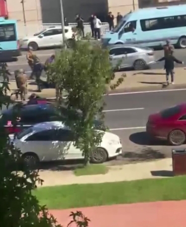 PENDİK'TE CADDE ÜZERİNDE BIÇAKLA DOLAŞAN ŞAHIS ETKİSİZ HALE GETİRİLDİ