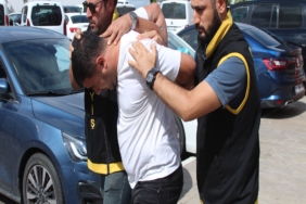 PİMİ ÇEKİLEN EL BOMBASINA BOMBA İMHA UZMANINDAN KOLİ BANDIYLA MÜDAHALE POLİSE EL BOMBASIYLA DİRENEN FİRARİNİN ELİNDEKİ BOMBA KOLİ BANDIYLA SARILARAK ETKİSİZ HALE GETİRİLMİŞ POLİSE DİRENEN ŞAHIS İLE EL BOMBASINI TEMİN EDEN ŞÜPHELİ, ÇIKARILDIKLARI MAHKEMECE TUTUKLANDI