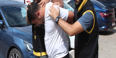 PİMİ ÇEKİLEN EL BOMBASINA BOMBA İMHA UZMANINDAN KOLİ BANDIYLA MÜDAHALE POLİSE EL BOMBASIYLA DİRENEN FİRARİNİN ELİNDEKİ BOMBA KOLİ BANDIYLA SARILARAK ETKİSİZ HALE GETİRİLMİŞ POLİSE DİRENEN ŞAHIS İLE EL BOMBASINI TEMİN EDEN ŞÜPHELİ, ÇIKARILDIKLARI MAHKEMECE TUTUKLANDI