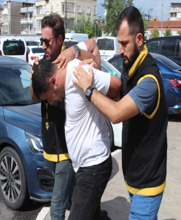 PİMİ ÇEKİLEN EL BOMBASINA BOMBA İMHA UZMANINDAN KOLİ BANDIYLA MÜDAHALE POLİSE EL BOMBASIYLA DİRENEN FİRARİNİN ELİNDEKİ BOMBA KOLİ BANDIYLA SARILARAK ETKİSİZ HALE GETİRİLMİŞ POLİSE DİRENEN ŞAHIS İLE EL BOMBASINI TEMİN EDEN ŞÜPHELİ, ÇIKARILDIKLARI MAHKEMECE TUTUKLANDI