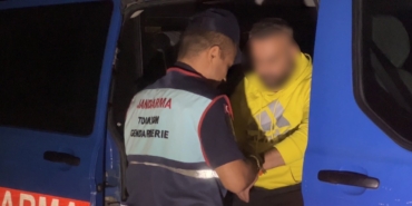 POLİSİN NE 'DUR' İHTARINA NE DE UYARI ATEŞİNE ALDIRMADI: 40 KİLOMETRE KAÇTI, ALKOLLÜ ÇIKTI KAÇTIĞINI UNUTTU, KELEPÇE TAKILINCA "BİZ DE HAİN DEĞİLİZ" DEDİ