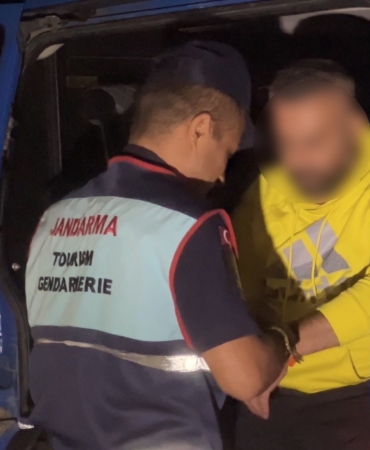 POLİSİN NE 'DUR' İHTARINA NE DE UYARI ATEŞİNE ALDIRMADI: 40 KİLOMETRE KAÇTI, ALKOLLÜ ÇIKTI KAÇTIĞINI UNUTTU, KELEPÇE TAKILINCA "BİZ DE HAİN DEĞİLİZ" DEDİ