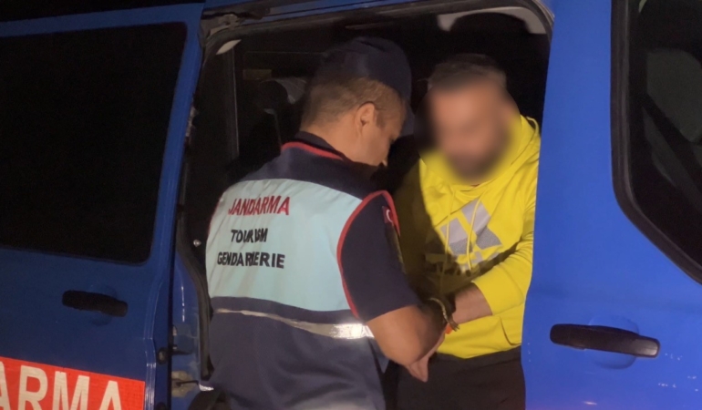 POLİSİN NE 'DUR' İHTARINA NE DE UYARI ATEŞİNE ALDIRMADI: 40 KİLOMETRE KAÇTI, ALKOLLÜ ÇIKTI KAÇTIĞINI UNUTTU, KELEPÇE TAKILINCA "BİZ DE HAİN DEĞİLİZ" DEDİ