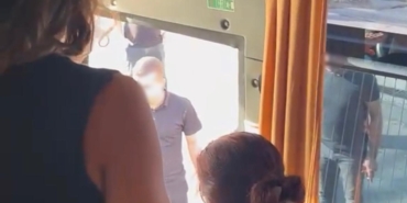 SAĞLIK PERSONELİNİ TAŞIYAN OTOBÜSÜN ÖNÜNÜ KESİP CAMLARINI YUMRUKLADILAR