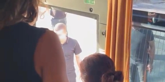 SAĞLIK PERSONELİNİ TAŞIYAN OTOBÜSÜN ÖNÜNÜ KESİP CAMLARINI YUMRUKLADILAR