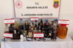 SAKARYA'DA JANDARMADAN SAHTE ALKOL OPERASYONU: 5 GÖZALTI 180 LİTRE KAÇAK İÇKİ VE 122 LİTRE ETİL ALKOL ELE GEÇİRİLDİ