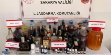 SAKARYA'DA JANDARMADAN SAHTE ALKOL OPERASYONU: 5 GÖZALTI 180 LİTRE KAÇAK İÇKİ VE 122 LİTRE ETİL ALKOL ELE GEÇİRİLDİ