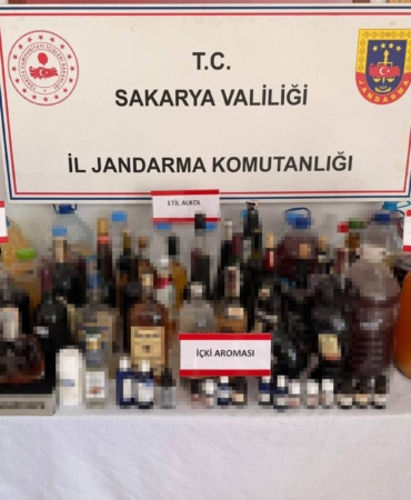 SAKARYA'DA JANDARMADAN SAHTE ALKOL OPERASYONU: 5 GÖZALTI 180 LİTRE KAÇAK İÇKİ VE 122 LİTRE ETİL ALKOL ELE GEÇİRİLDİ