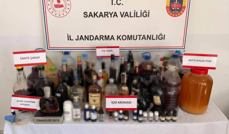 SAKARYA'DA JANDARMADAN SAHTE ALKOL OPERASYONU: 5 GÖZALTI 180 LİTRE KAÇAK İÇKİ VE 122 LİTRE ETİL ALKOL ELE GEÇİRİLDİ