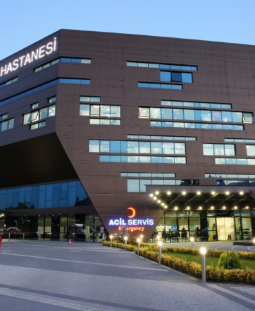 SAKARYA'DA YÜRÜYEREK GİRDİĞİ ÖZEL HASTANEDEN YATALAK ÇIKTI: HUKUK MÜCADELESİ BAŞLATTI