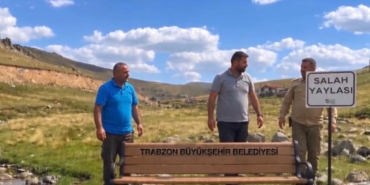 SALAH'IN OTURDUĞU TAŞIN YANINA KONULAN TABELA VE BANK BİR GECEDE KAYBOLDU