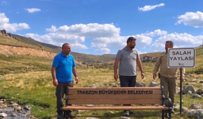 SALAH'IN OTURDUĞU TAŞIN YANINA KONULAN TABELA VE BANK BİR GECEDE KAYBOLDU