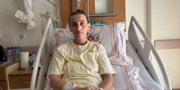 SALÇA YAPARKEN KALP DAMARI YIRTILAN KADINA HAYATİ AMELİYAT KALP VE DAMAR CERRAHİSİ UZMANI OP. DR. MUHARREM ŞENEL: "BU DURUM KENDİLİĞİNDEN GELİŞEN VE GERÇEKTEN MİLYONDA BİR GÖRÜLEBİLECEK SON DERECE NADİR BİR VAKADIR" HASTA İNCİ MALCI: "SALÇA YAPTIĞIM ESNADA ÇOK ŞİDDETLİ BİR AĞRI BAŞLADI VE SANİYELER İÇİNDE BİLİNCİMİ KAYBETTİM" "SİGARA GİBİ KÖTÜ BİR ALIŞKANLIĞIM YOKTU, BESLENMEME DİKKAT EDERDİM VE HİÇBİR KRONİK HASTALIĞIM BULUNMUYORDU"