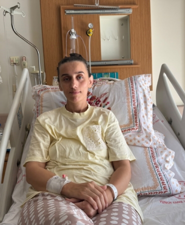 SALÇA YAPARKEN KALP DAMARI YIRTILAN KADINA HAYATİ AMELİYAT KALP VE DAMAR CERRAHİSİ UZMANI OP. DR. MUHARREM ŞENEL: "BU DURUM KENDİLİĞİNDEN GELİŞEN VE GERÇEKTEN MİLYONDA BİR GÖRÜLEBİLECEK SON DERECE NADİR BİR VAKADIR" HASTA İNCİ MALCI: "SALÇA YAPTIĞIM ESNADA ÇOK ŞİDDETLİ BİR AĞRI BAŞLADI VE SANİYELER İÇİNDE BİLİNCİMİ KAYBETTİM" "SİGARA GİBİ KÖTÜ BİR ALIŞKANLIĞIM YOKTU, BESLENMEME DİKKAT EDERDİM VE HİÇBİR KRONİK HASTALIĞIM BULUNMUYORDU"