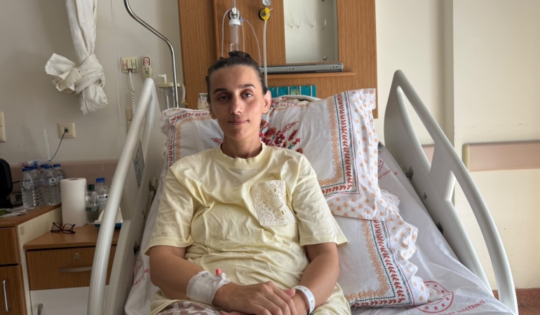 SALÇA YAPARKEN KALP DAMARI YIRTILAN KADINA HAYATİ AMELİYAT KALP VE DAMAR CERRAHİSİ UZMANI OP. DR. MUHARREM ŞENEL: "BU DURUM KENDİLİĞİNDEN GELİŞEN VE GERÇEKTEN MİLYONDA BİR GÖRÜLEBİLECEK SON DERECE NADİR BİR VAKADIR" HASTA İNCİ MALCI: "SALÇA YAPTIĞIM ESNADA ÇOK ŞİDDETLİ BİR AĞRI BAŞLADI VE SANİYELER İÇİNDE BİLİNCİMİ KAYBETTİM" "SİGARA GİBİ KÖTÜ BİR ALIŞKANLIĞIM YOKTU, BESLENMEME DİKKAT EDERDİM VE HİÇBİR KRONİK HASTALIĞIM BULUNMUYORDU"